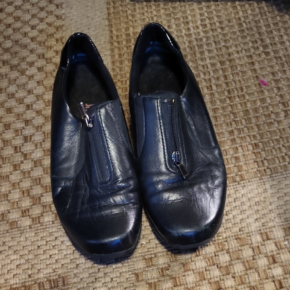 Jora Rican Womans Black Leather Slip-On Shoes Sz 8